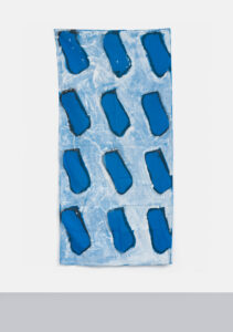 Claude Viallat | 349 / 2025 | 2025 | Acryl auf Gewebe / Acrylic on fabric | 185 x 92 cm / 72,8 x 36,2 in | Ausstellungsansicht / Exhibition view 2026 | Courtesy Claude Viallat & Galerie kajetan | Photo: Gunter Lepkowski
