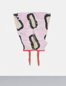 Claude Viallat | 331 / 2025 | 2025 | Acryl auf Gewebe / Acrylic on fabric | 112 x 78 cm / 44,1 x 30,7 in | Ausstellungsansicht / Exhibition view 2026 | Courtesy Claude Viallat & Galerie kajetan | Photo: Gunter Lepkowski